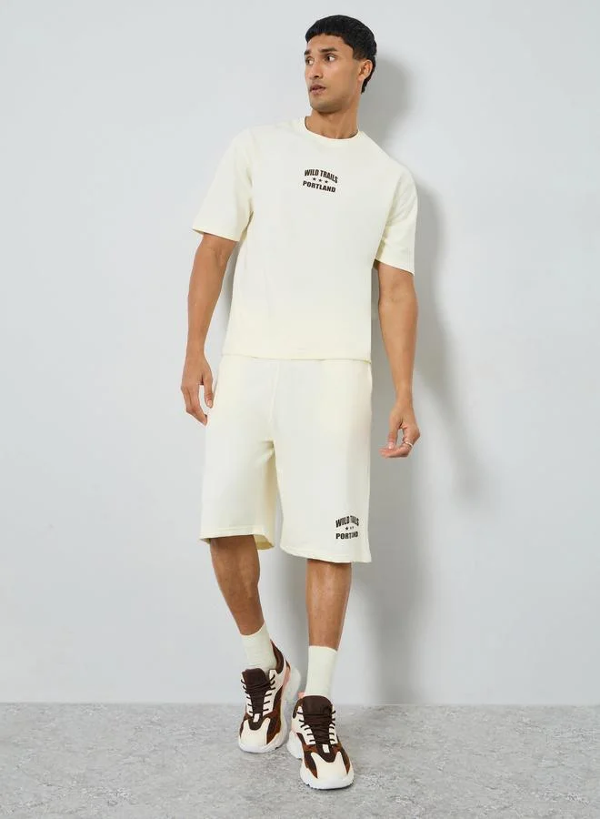 ستايلي طقم منسق من تيشيرت وشورت بقصة واسعة وطبعة صغيرة للرجال